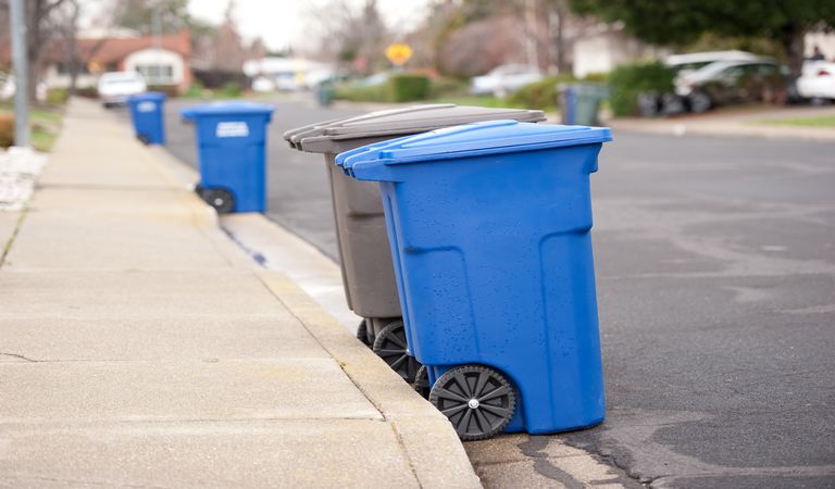 Mülltonnen bereitgestellt für den Abholservice